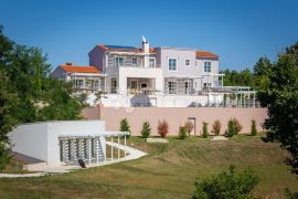 OTMJENA VILLA SA BAZENOM NA LIJEPOJ LOKACIJI, Svetvinčenat, Casa