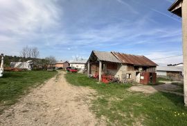 KUĆA,POMOĆNI OBJEKT I GRAĐ. PARCELA 3697M2 +POLJOPRIVREDNO, Gospić, Kuća