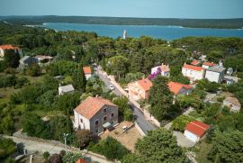 Tradicionalna primorska kuća sa velikom okućnicom na moru, Mali Lošinj, بيت