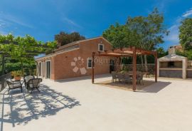 POSEBNA PROSTRANA OAZA ČISTOG UŽITKA 900 M OD PLAŽE, ROVINJ, Rovinj, بيت