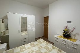 SAMOSTOJEĆA APARTMANSKA KUĆA NA PERIFERIJI PULE, Pula, House