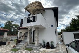 SAMOSTOJEĆA APARTMANSKA KUĆA NA PERIFERIJI PULE, Pula, House