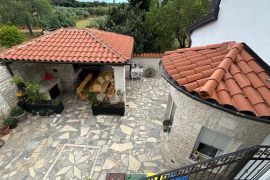 SAMOSTOJEĆA APARTMANSKA KUĆA NA PERIFERIJI PULE, Pula, House