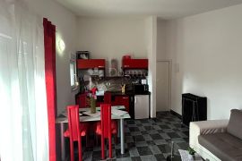 SAMOSTOJEĆA APARTMANSKA KUĆA NA PERIFERIJI PULE, Pula, House