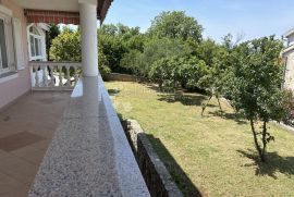 OTOK KRK-Kuća s tri stambene jedinice i garažom, Malinska-Dubašnica, House