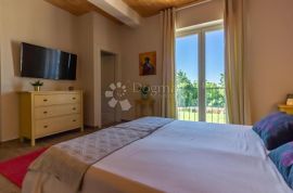 VILLA SA BAZENOM, WELLNESSOM I FITNESSOM NA RUBU SELA, Svetvinčenat, Casa