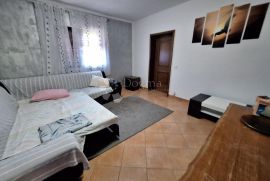 SAMOSTOJEĆA KUĆA SA 3 APARTMANA, Baška, بيت