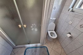 SAMOSTOJEĆA KUĆA SA 3 APARTMANA, Baška, Ev