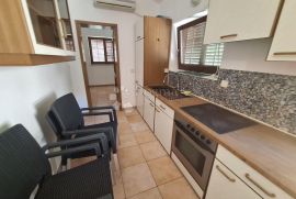 SAMOSTOJEĆA KUĆA SA 3 APARTMANA, Baška, House