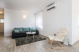 PRODAJE SE KAT KUĆE S DVA MODERNO NAMJEŠTEA APARTMANA, Vir, شقة