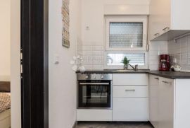 PRODAJE SE KAT KUĆE S DVA MODERNO NAMJEŠTEA APARTMANA, Vir, شقة