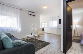 PRODAJE SE KAT KUĆE S DVA MODERNO NAMJEŠTEA APARTMANA, Vir, شقة