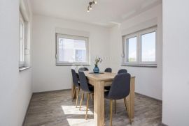 PRODAJE SE KAT KUĆE S DVA MODERNO NAMJEŠTEA APARTMANA, Vir, شقة