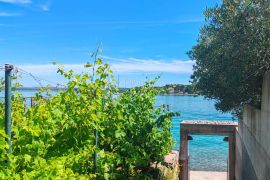 ZLARIN, jedinstvena vila i građevinska parcela nadomak mora sa spektakularnim pogledom, Šibenik - Okolica, Kuća