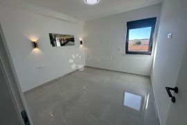 MODRRNA VILLA UZ MORE VIR, Vir, بيت