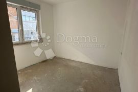 PRODAJA ČETVEROSOBNOG STANA NA ODLIČNOJ LOKACIJI, Donja Dubrava, Appartement