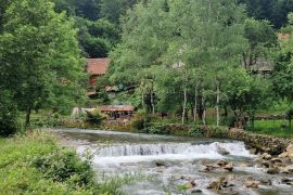 Savršenstvo na rijeci i vodopadu, Delnice, بيت