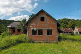 KUĆAU U OBNOVI NA PREDIVNOJ LOKACIJI S POGLEDOM NA VELEBIT, Gospić - Okolica, Ev