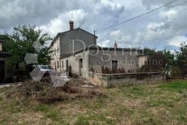 Kuća za Renovaciju s Građevinskim Zemljištem - Barban, Barban, Casa