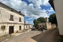 Kuća za Renovaciju s Građevinskim Zemljištem - Barban, Barban, House