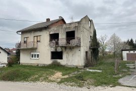 DVOJNA KUĆA S DVORIŠTEM ZA OBNOVU , GOSPIĆ, Gospić, Haus