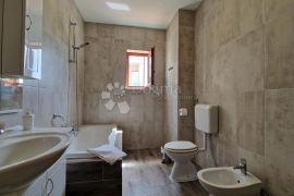 Nova kuća u Medulinu s 4 apartmana - 170m od mora, Medulin, بيت