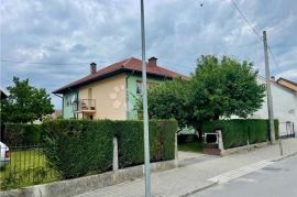 Kuća sa dva stana i dvije garaže u srcu Križevaca, Križevci, House