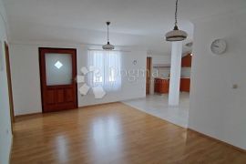 VELIKI APARTMAN S POTENCIJALOM - KRK, Krk, Appartement