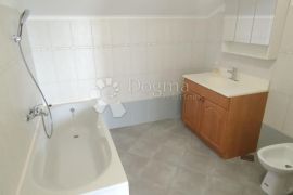 VELIKI APARTMAN S POTENCIJALOM - KRK, Krk, Appartement