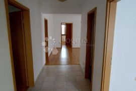 VELIKI APARTMAN S POTENCIJALOM - KRK, Krk, Appartement