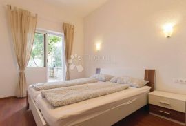 Super apartman u prizemlju 150 m od mora. Barbat, Rab, Appartamento