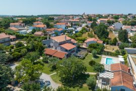 Prostrana vila, veliki vrt, bazen i kućica, Ližnjan, Casa