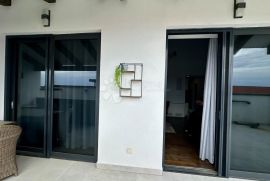 PENTHOUSE 140M2 kompletno namješten PRILIKA!! 300m od mora, Vodice, Appartement