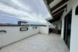 PENTHOUSE 140M2 kompletno namješten PRILIKA!! 300m od mora, Vodice, Appartement