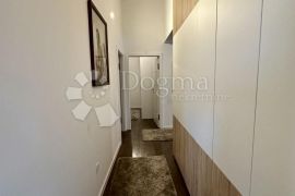 PENTHOUSE 140M2 kompletno namješten PRILIKA!! 300m od mora, Vodice, Appartement