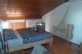 Interesantan trosoban stan na atraktivnoj lokaciji, Pula, Apartamento