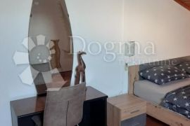 Interesantan trosoban stan na atraktivnoj lokaciji, Pula, Appartment