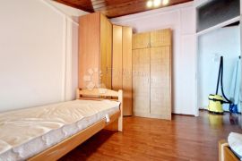 Interesantan trosoban stan na atraktivnoj lokaciji, Pula, Apartamento