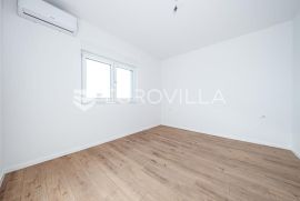 Zagreb, Sesvete, Centar, novi dvoetažni poslovni prostor NKP 140 m2 + 3 GPM ,Prvi najam, Zagreb, Коммерческая недвижимость