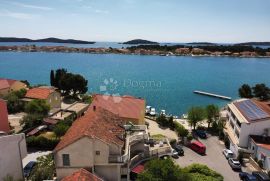 BRODARICA- STAN S VELIKOM TERASOM UZ MORE, Šibenik - Okolica, Appartement