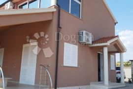 VODICE - DVOJNA KUĆA, 92,40 m2, Vodice, بيت