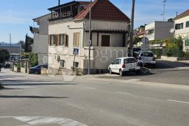 ŠIBENIK, atraktivna kuća sa krovnom terasom blizu centra, Šibenik, Ev