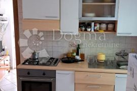 APARTMAN U PRIZEMLJU S TERASOM, Crikvenica, Apartamento