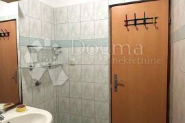 Stan nadomak centra grada - slijepa ulica - prizemlje, Pula, Appartement