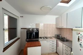 Stan nadomak centra grada - slijepa ulica - prizemlje, Pula, Appartement