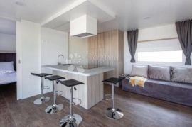 Novalja, Mobilna Kuća u Kampu 40m2 + 50m2 okućnice, Novalja, Kвартира