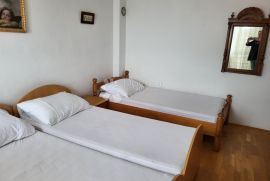 Kuća blizu mora sa deset apartmana, Crikvenica, بيت