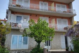 Kuća blizu mora sa deset apartmana, Crikvenica, بيت