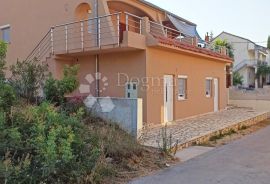 Prodaja kuće u Kruševu-80m od mora, 6 apartmana, Obrovac, Haus