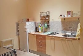 Prodaja kuće u Kruševu-80m od mora, 6 apartmana, Obrovac, House